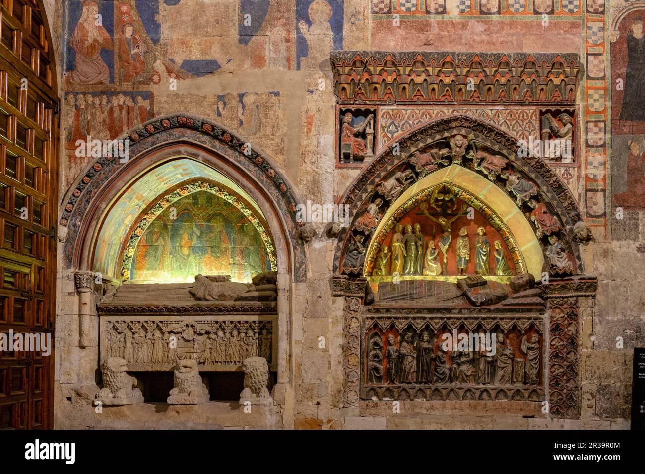 Sepolcros y pinturas murales en el brazo sur del crucero. Catedral de la Asunción de la Virgen, catedral vieja, Salamanca, comunidad autónoma de Castilla y León, Spagna. Foto Stock