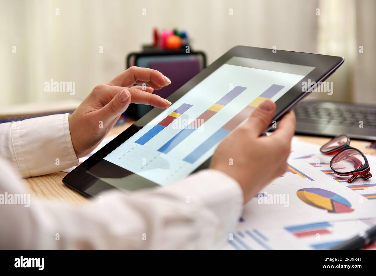 Mano della donna commerciale toccare schermo del tablet digitale con grafico e grafici. Concetto di mercato aziendale Foto Stock