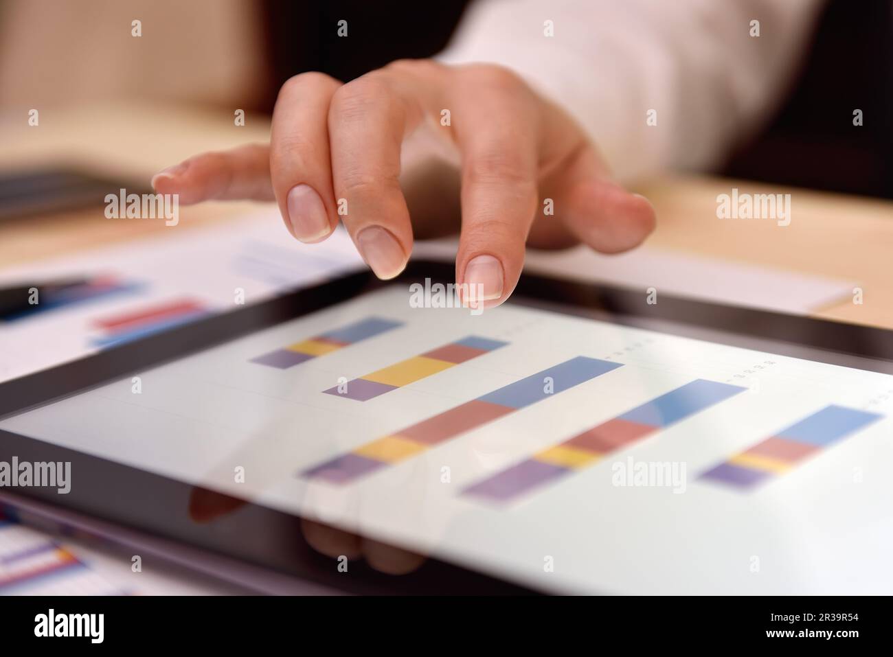 Tablet con dati finanziari sotto forma di grafici e diagrammi. Primo piano Foto Stock