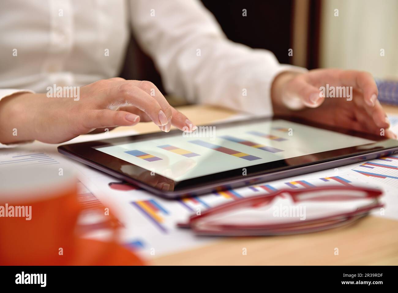 Tablet con dati finanziari sotto forma di grafici e report aziendali. Primo piano Foto Stock