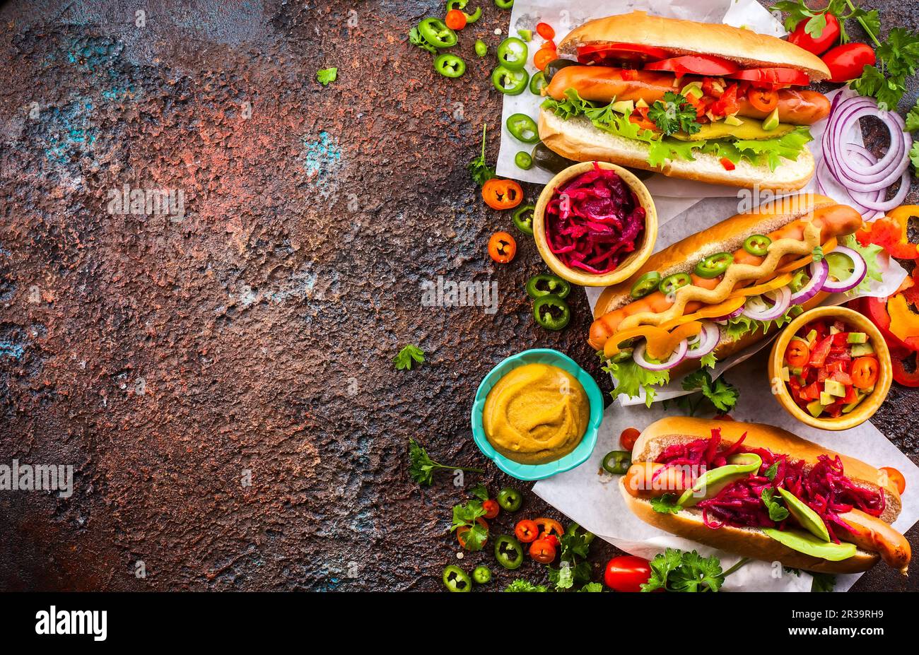Varietà di deliziosi hot dog con verdure e salse su un vassoio da portata d'epoca Vista dall'alto. Foto Stock