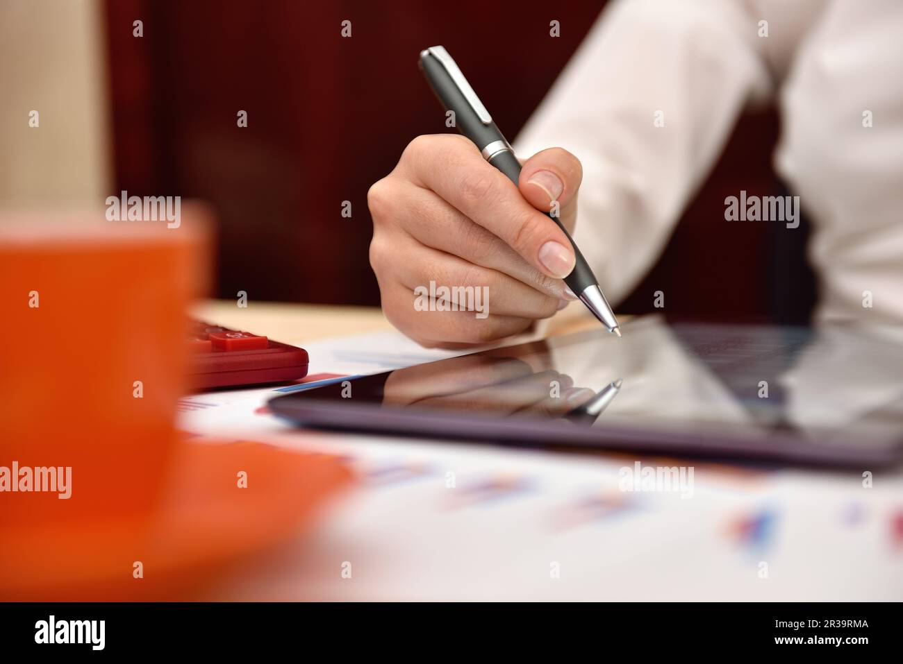 Donna contabile che analizza i dati sul reddito e i grafici sullo schermo del tablet. concetto di mercato aziendale Foto Stock