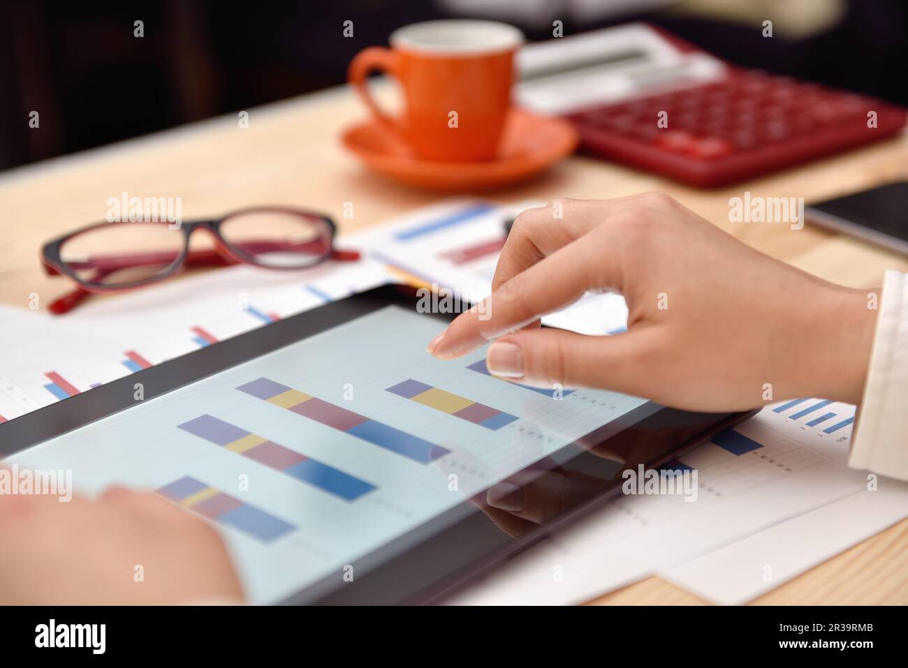 Mano di una donna d'affari che tocca lo schermo del tablet digitale con grafico e grafici. Concetto di mercato aziendale Foto Stock