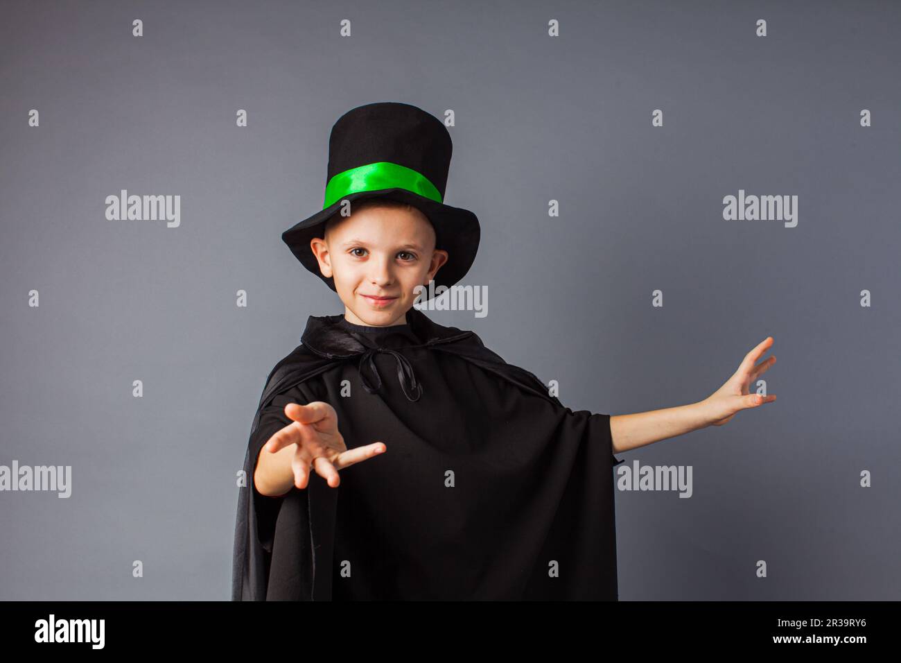 Piccolo mago fa trucchi. Il ragazzino indossa un mago e un cappello magico. Foto Stock