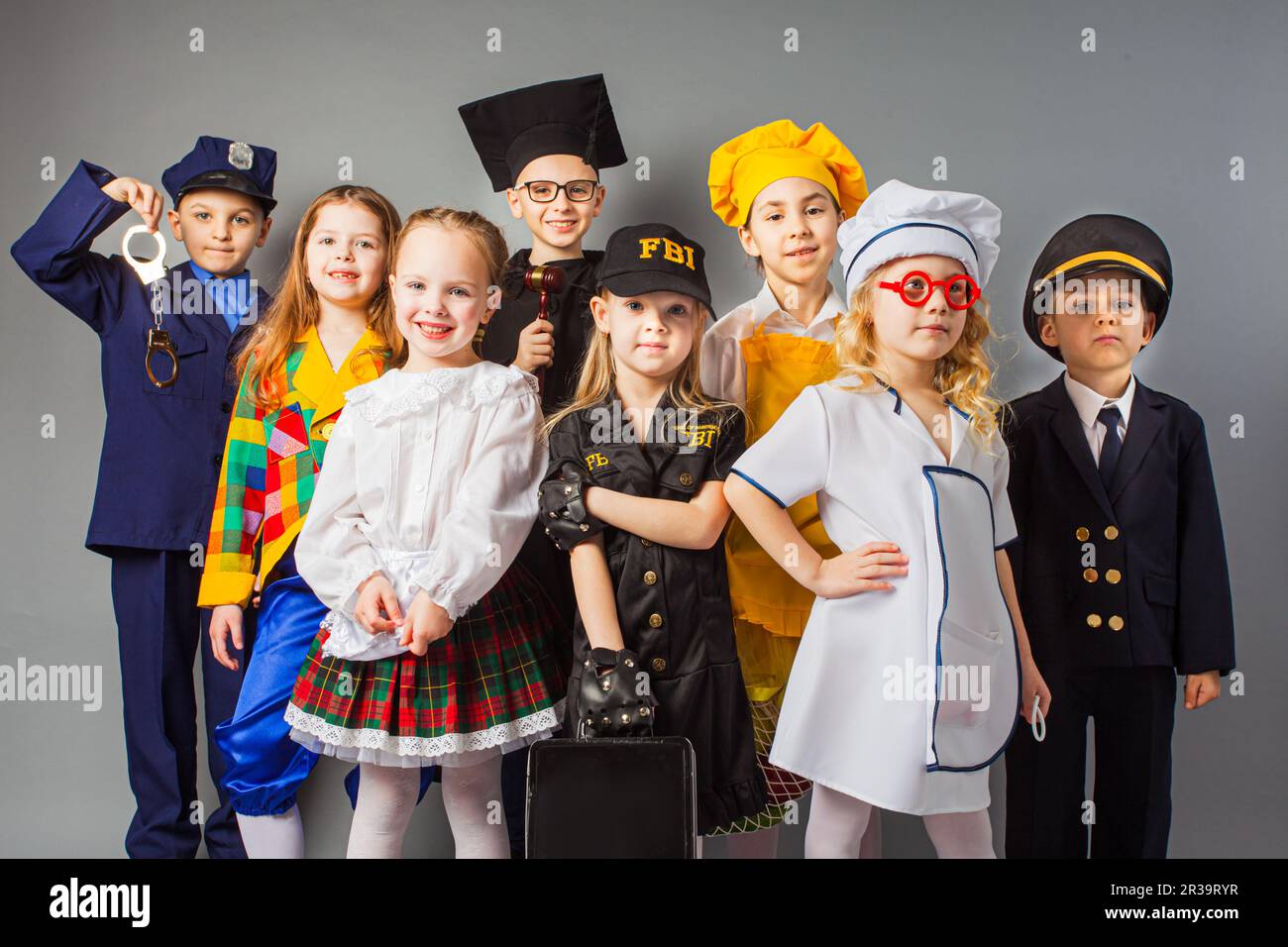 Gruppo di bambini di scuola vestirsi come professioni. Istruzione futura. Foto Stock