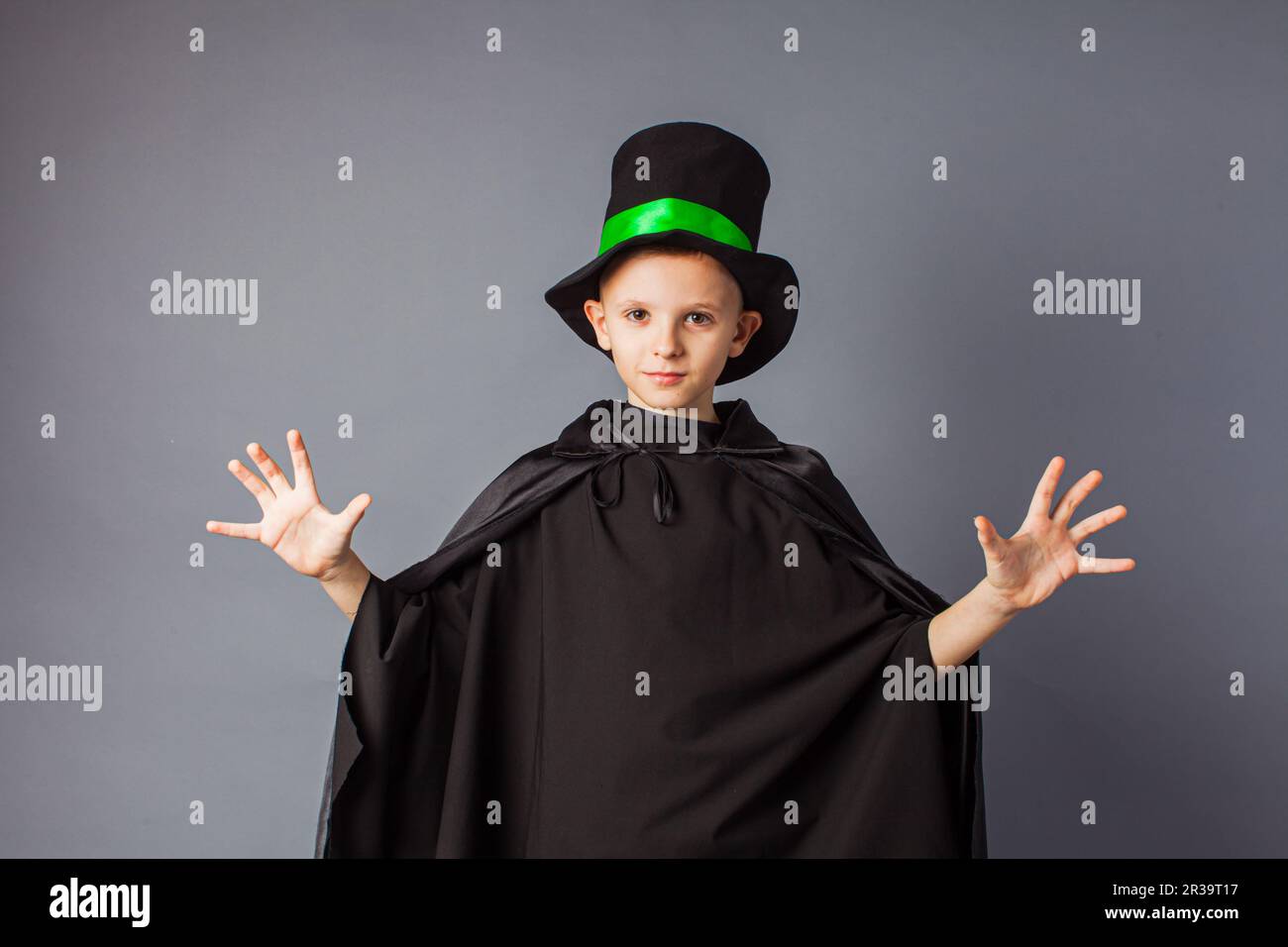 Ragazzino che indossa il costume di Halloween. Piccolo mago fa trucchi. Foto Stock