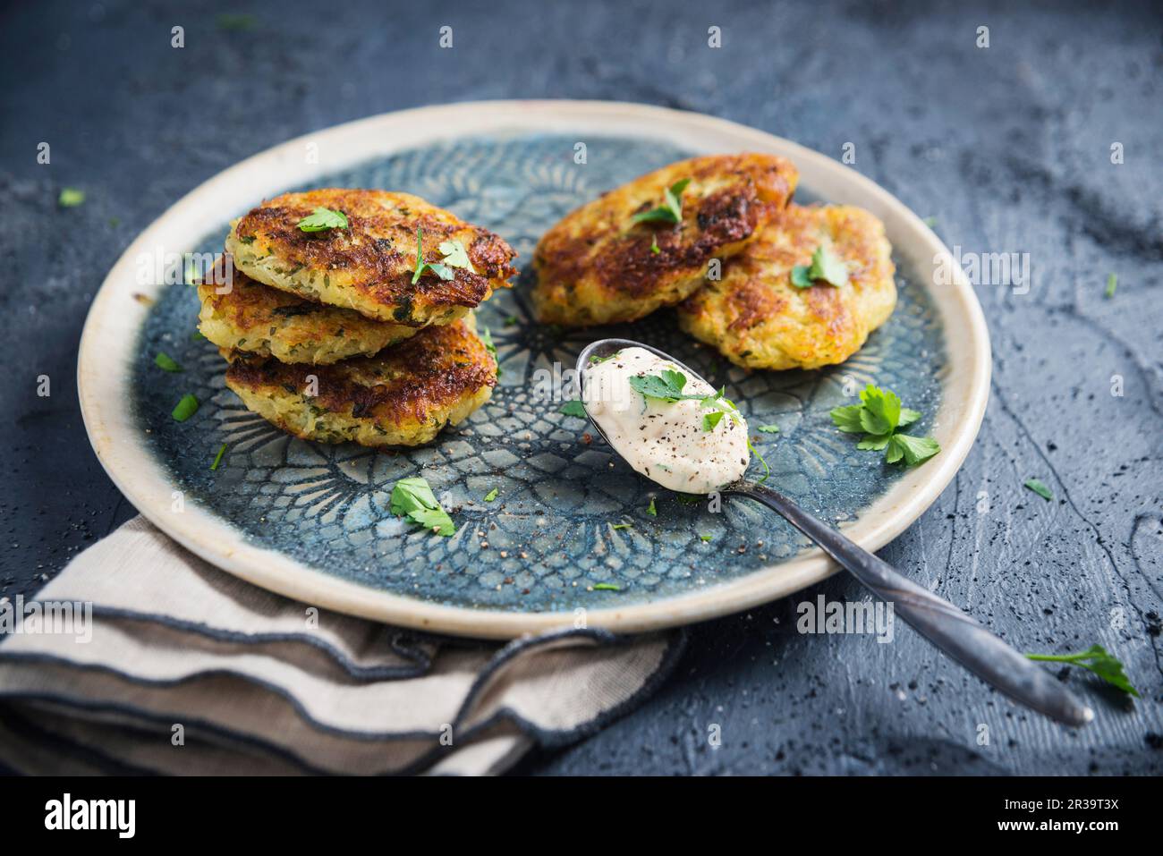 Patate vegane e frittelle di sedano Foto Stock