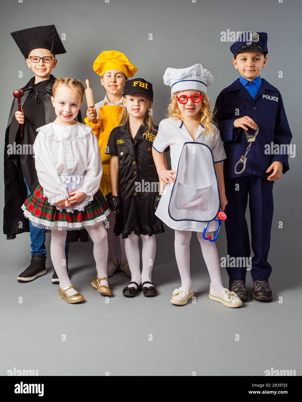 Gruppo di bambini vestiti con costumi di diverse professioni. Foto Stock