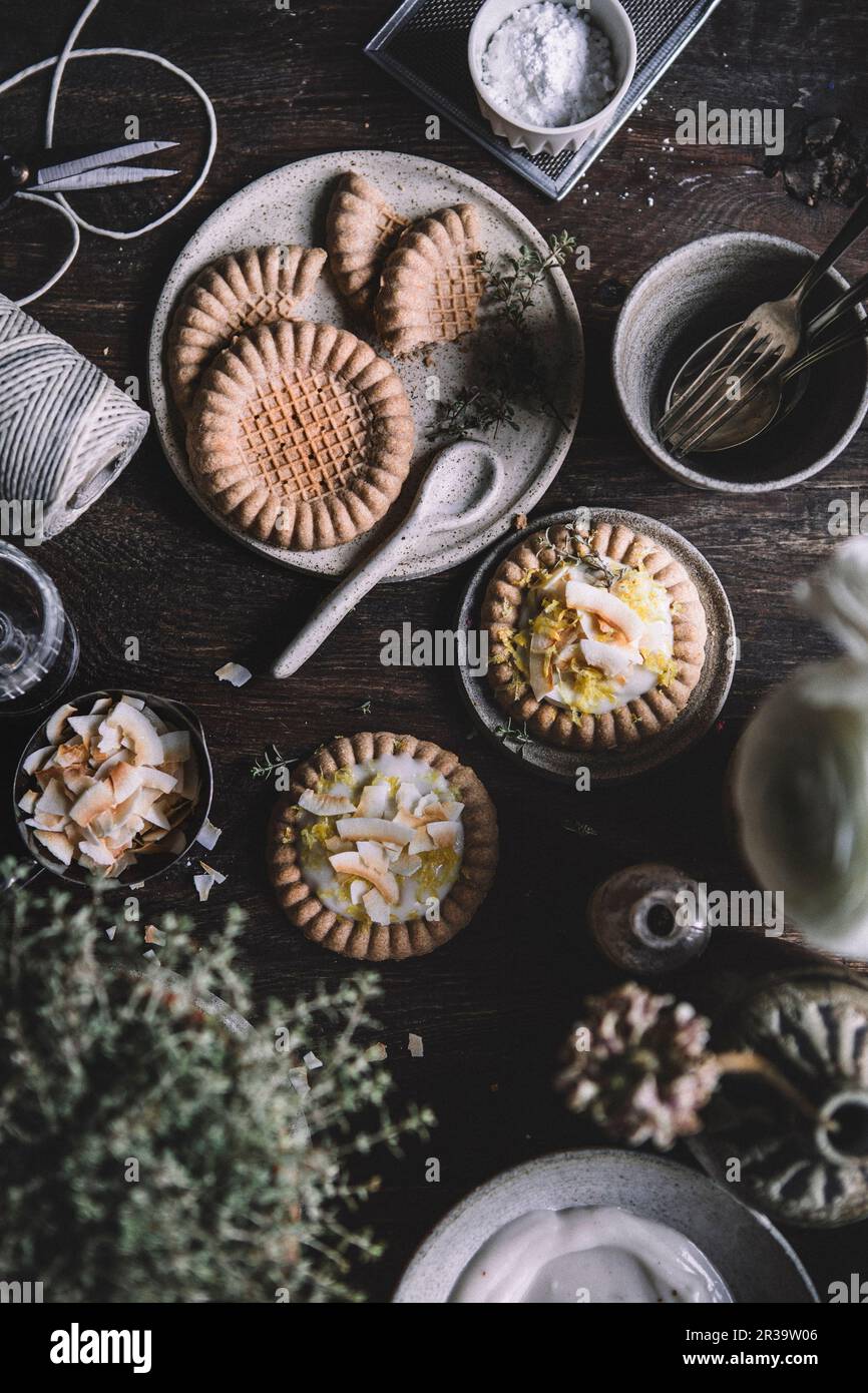 Tortino con budino alla vaniglia e patatine di cocco su sfondo rustico Foto Stock