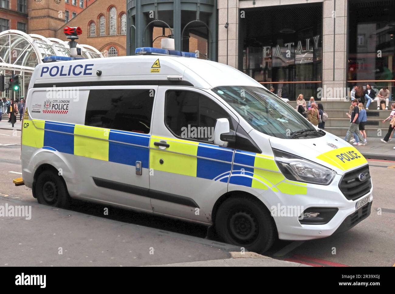 City of London Police van vicino stazione di polizia, Bishopsgate, Londra, Inghilterra, Regno Unito, EC2M 4NP Foto Stock