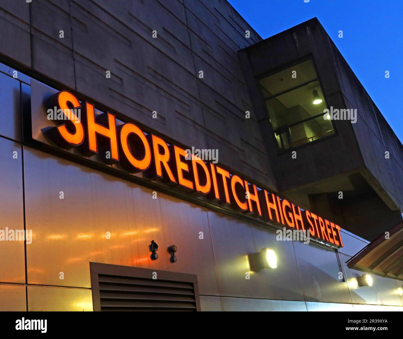 Trasporti pubblici - Stazione Shoreditch High Street Overground al crepuscolo, Braithwaite Street, Londra, Inghilterra, Regno Unito, E1 6GJ Foto Stock