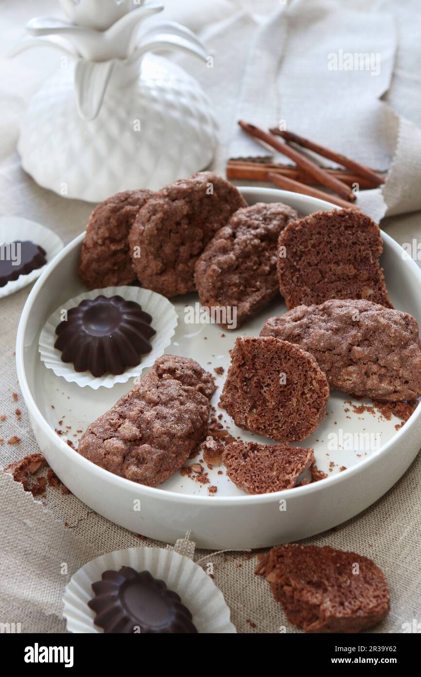 Biscotti senza glutine con cacao e pezzi di cioccolato sagomato Foto Stock