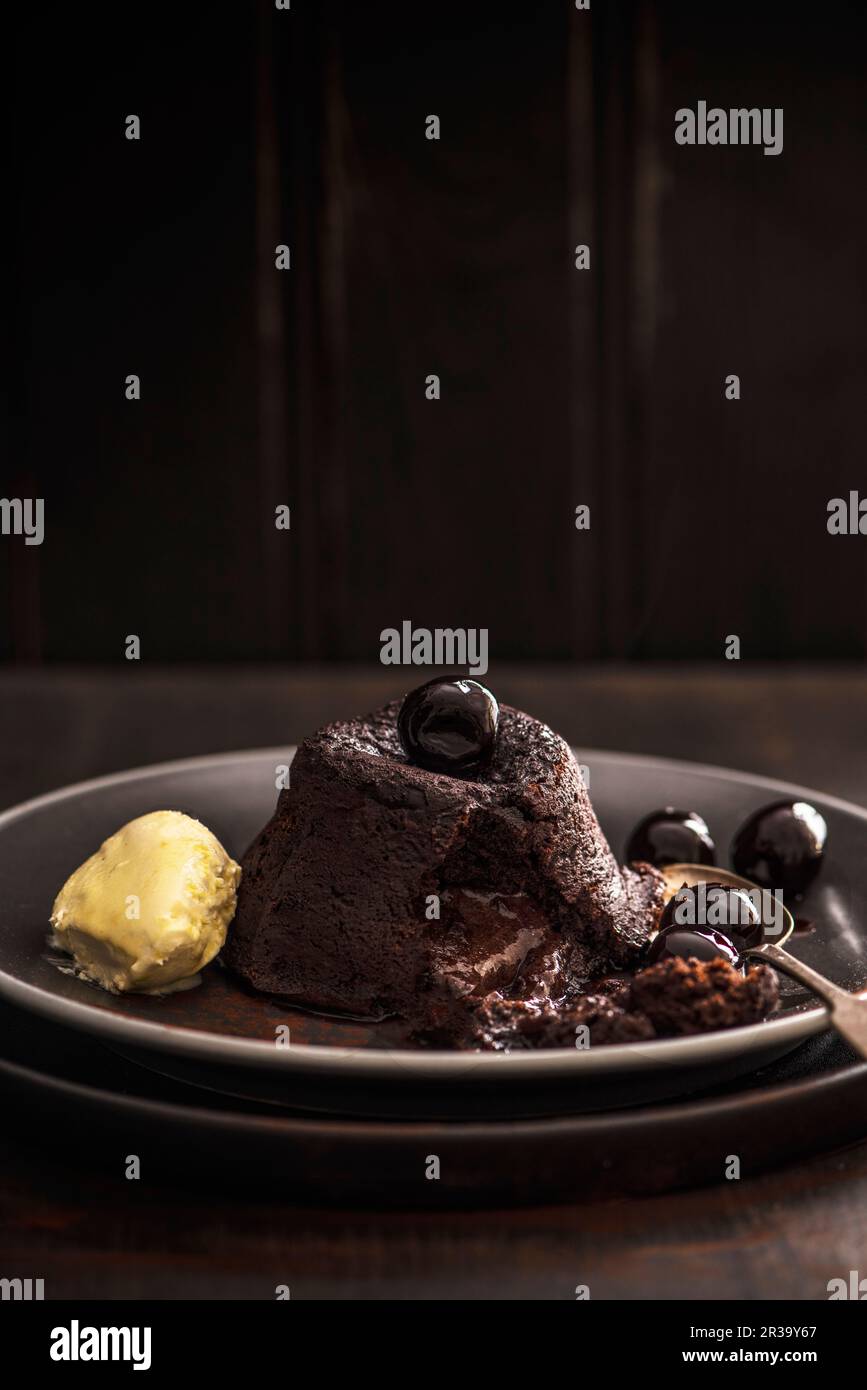 Fondente al cioccolato caldo con amaretti e crema coagulata Foto Stock