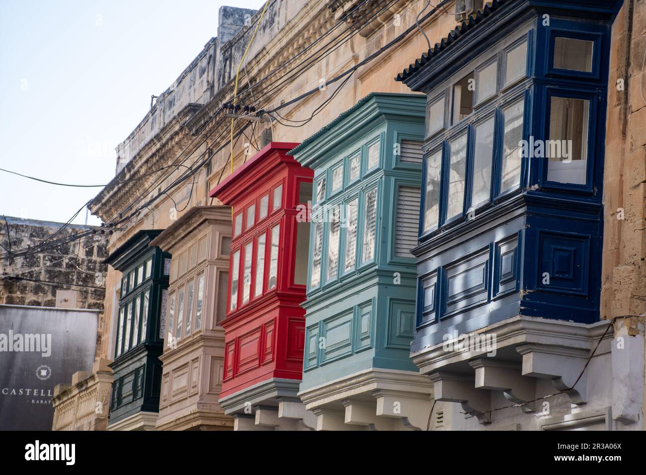 Fila di tradizionali balconi della casa maltese Foto Stock