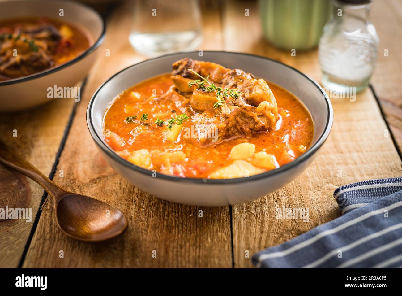 Zuppa di coda di manzo con patate e timo Foto Stock