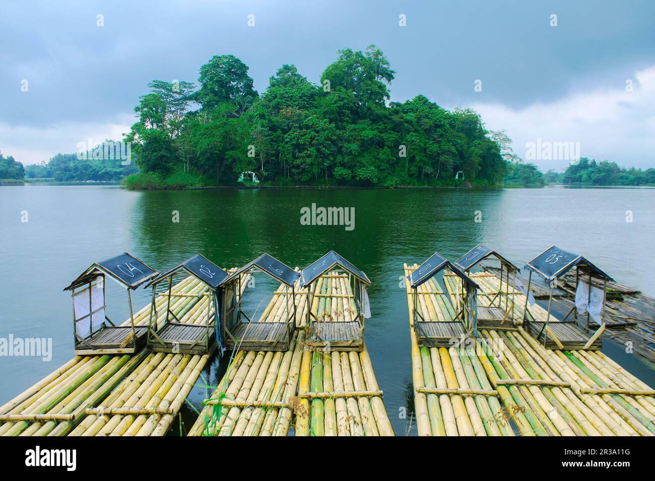 Vista della zattera che si affaccia sul bellissimo lago, sito Gede Lake, Tasikmalaya, West Java, Indonesia Foto Stock