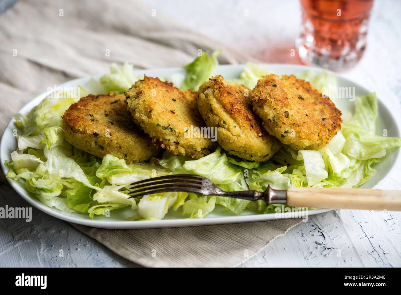 Frittelle di patate e miglio vegano Foto Stock