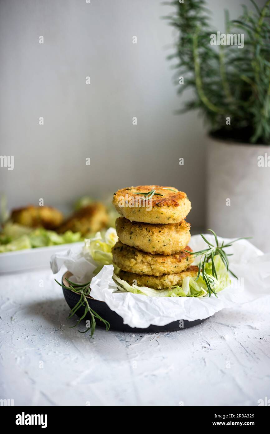 Frittelle di patate e miglio vegano Foto Stock