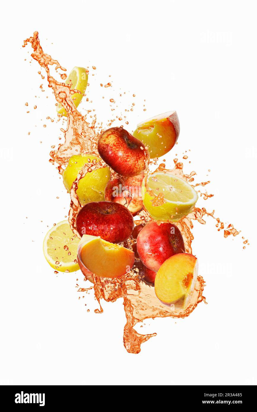 Un tuffo di tè freddo con pesche e limone Foto Stock