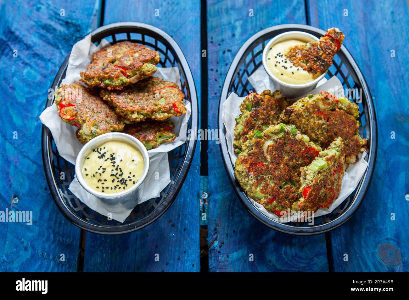 Frittelle di fagioli con un tuffo al curry Foto Stock