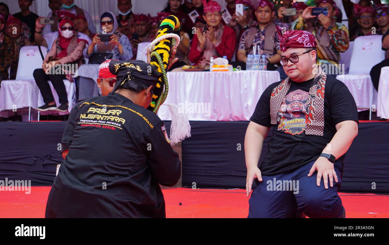 Il reggente di Kediri Hanindhito Himawan Pramana (Mas Dhito) in apertura 1000 barong per celebrare l'anniversario di Kediri Foto Stock