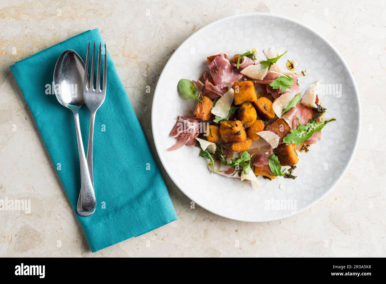 Funghi fritti con prosciutto di Parma e parmigiano Foto Stock