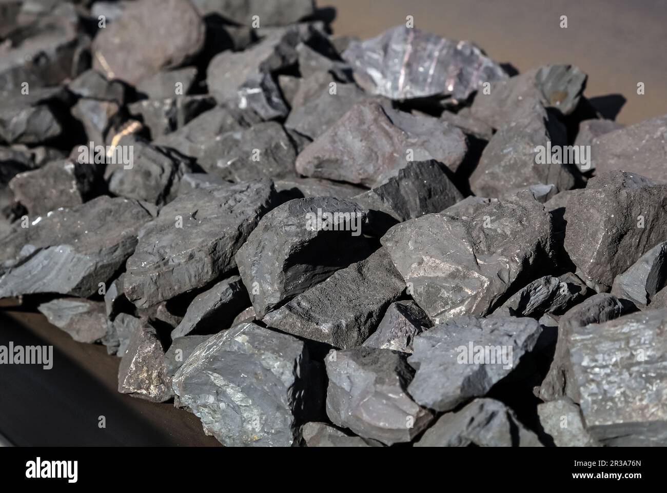 Primo piano della roccia di manganese su un nastro trasportatore Foto Stock