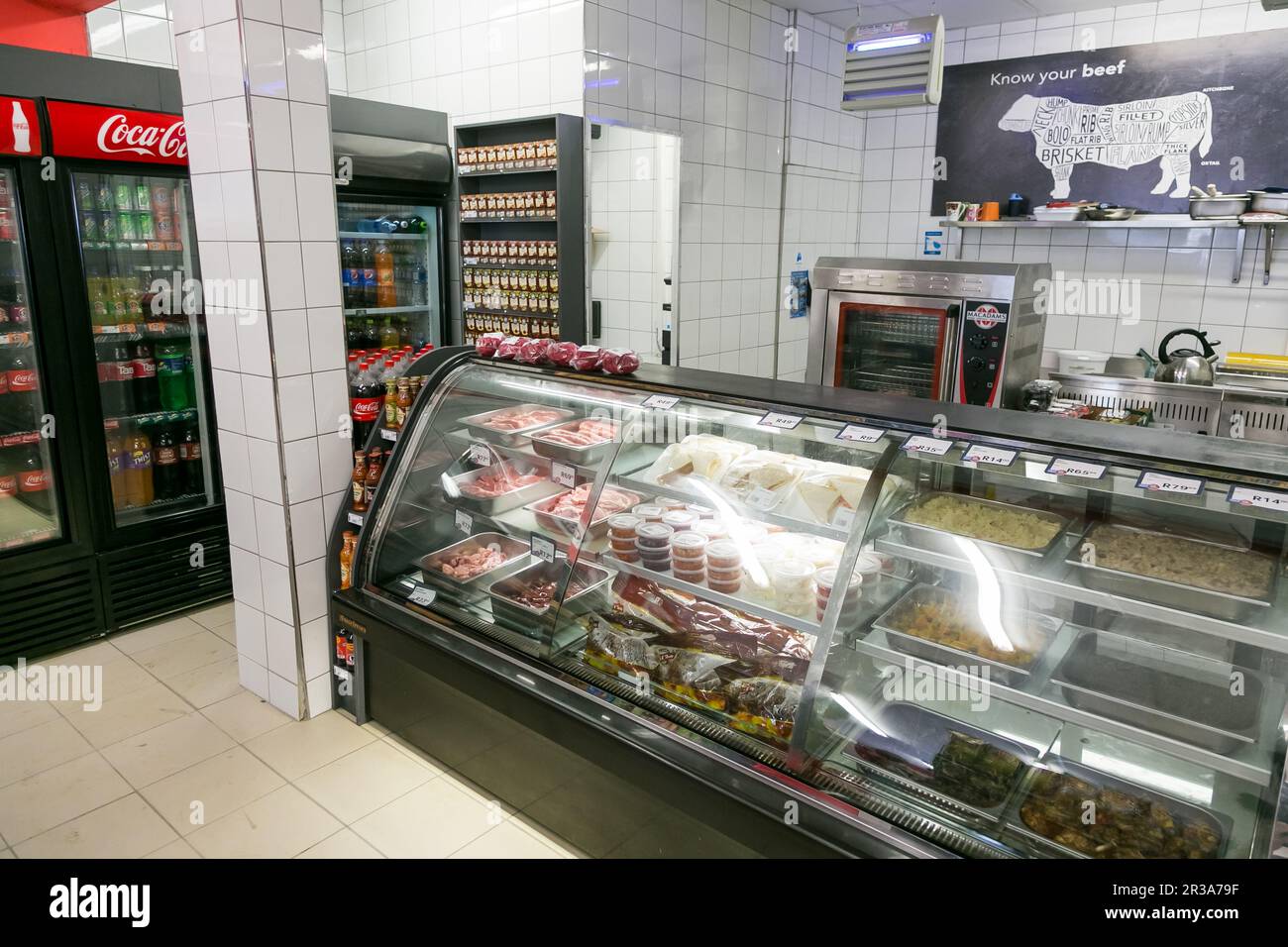 Una sezione di macelleria e deli completamente rifornita presso il negozio di alimentari locale Pick n Pay Foto Stock