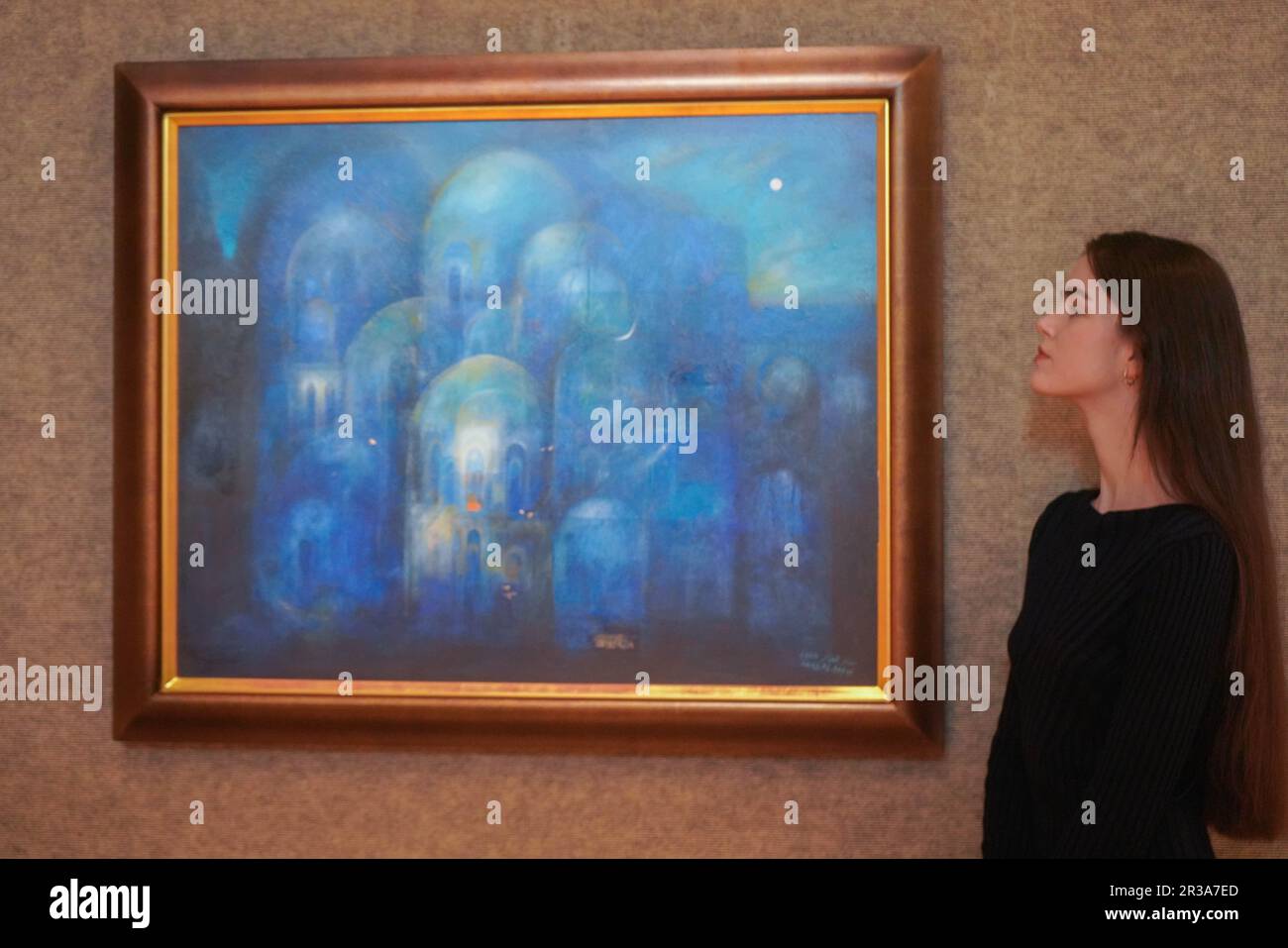 Londra Regno Unito. 23 maggio 2023 Suad al Attar (Iraq, nato nel 1942) Tramonto a Salam City stima: £8.000 - 12.000 sterline. Anteprima di Bonhams Modern and Contemporary Middle Eastern Art sale. . La vendita si svolge il 24 maggio presso Bonhams New Bond Street. Credit: amer Ghazzal/Alamy Live News Foto Stock