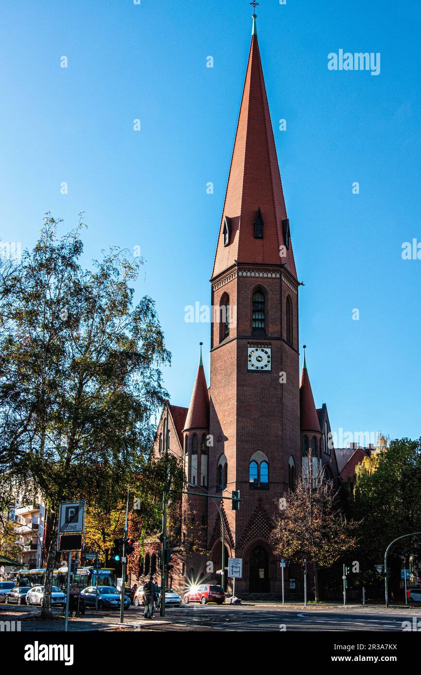 Heilige Geist Kirche, Chiesa dello Spirito Santo esterno, Perleberger Str. 36, Moabit-Mitte, Berlino, Germania. Edificio in stile neo-gotico costruito nel 1905-1906 Foto Stock