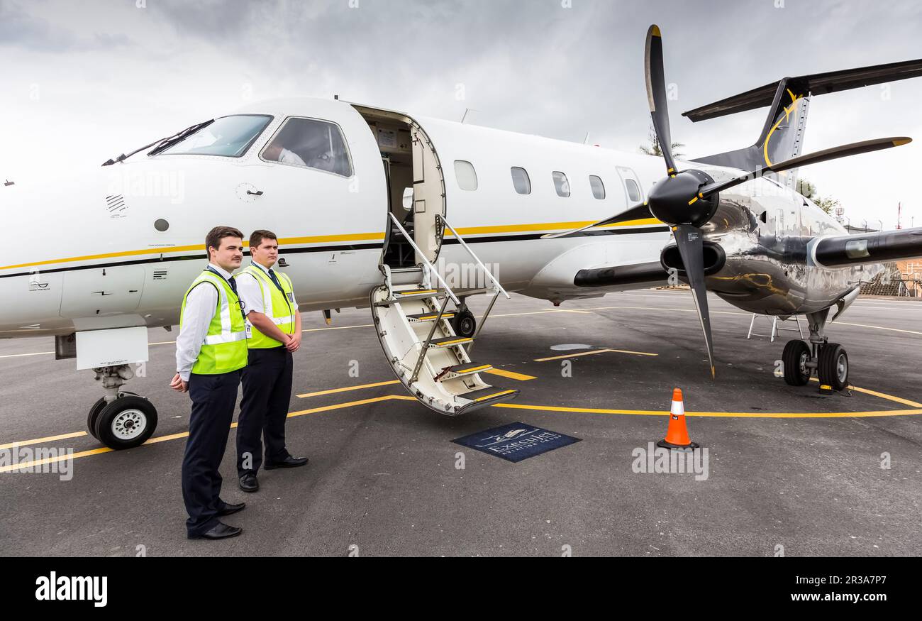 Piccolo aereo motore Propeller Charter seduto sul tarmac presso l'aeroporto locale Foto Stock