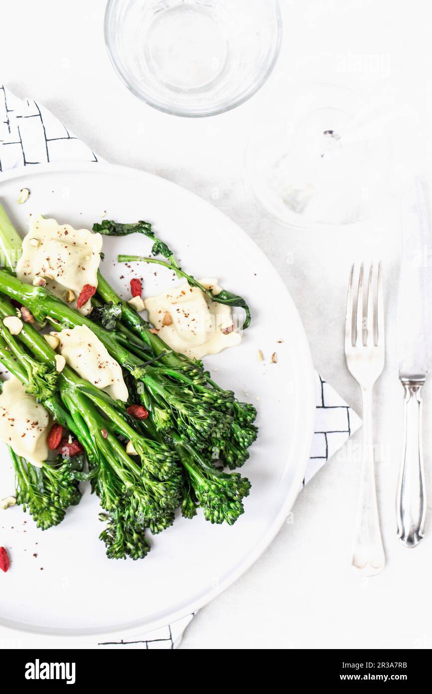 Broccoli con ravioli e bacche di goji Foto Stock