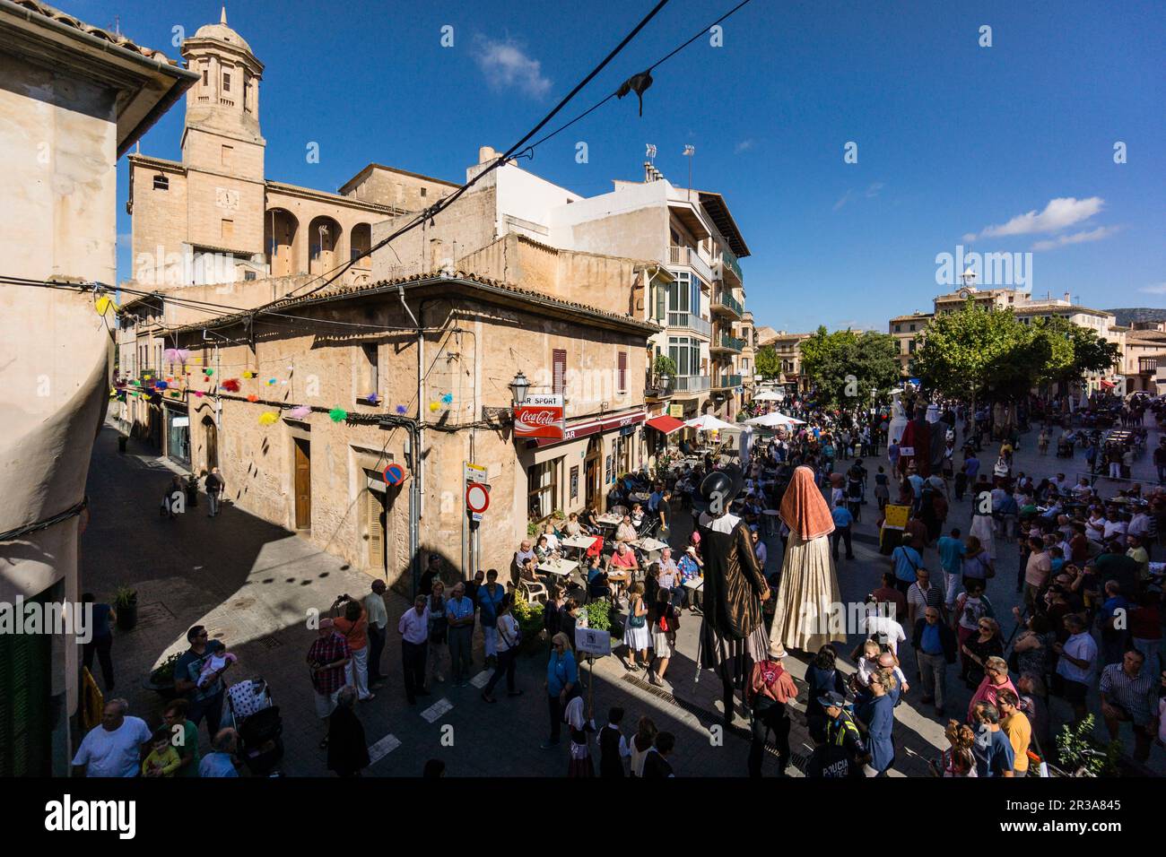 Tradicional desfile de gigantes y cabezudos,Llucmajor, Migjorn, isole Baleari, Spagna. Foto Stock