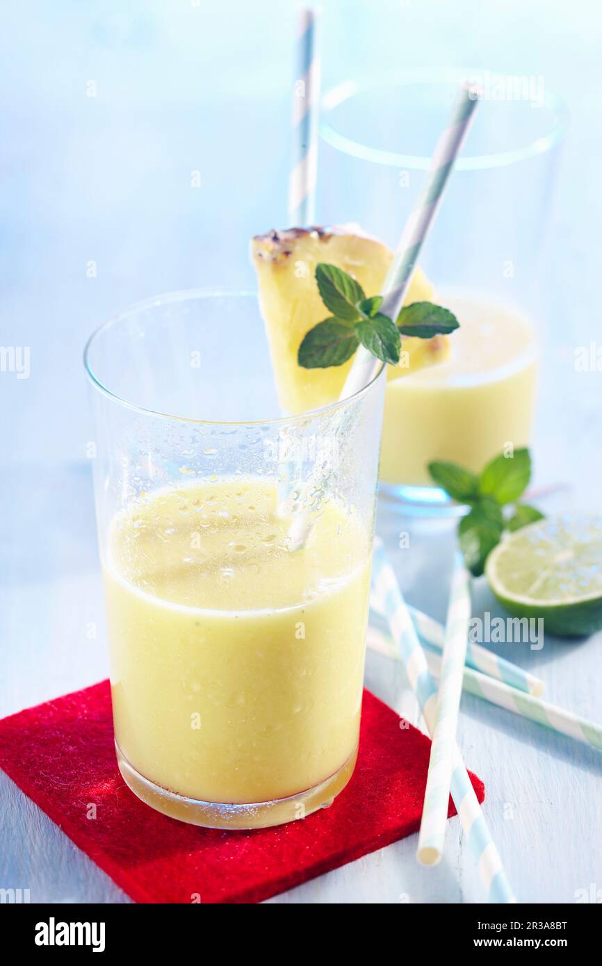 Cocktail di ananas con nettare di frutto della passione, latte di cocco, lime, menta e rum Foto Stock
