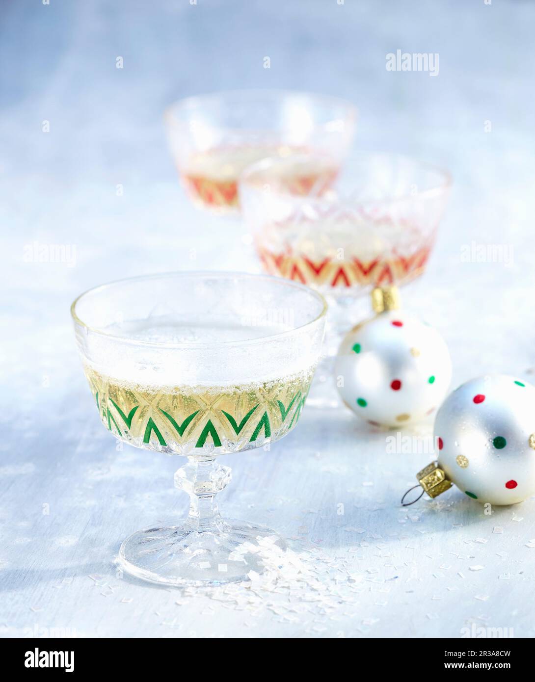 Cocktail di champagne natalizio con succo di pera, anice stellato, chiodi di garofano e anice Foto Stock