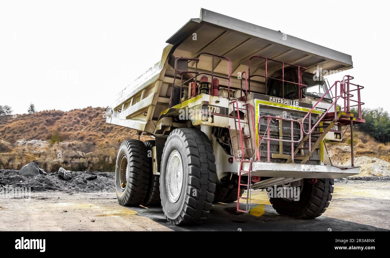 Dumper grandi che trasportano minerali di carbone per la lavorazione Foto Stock