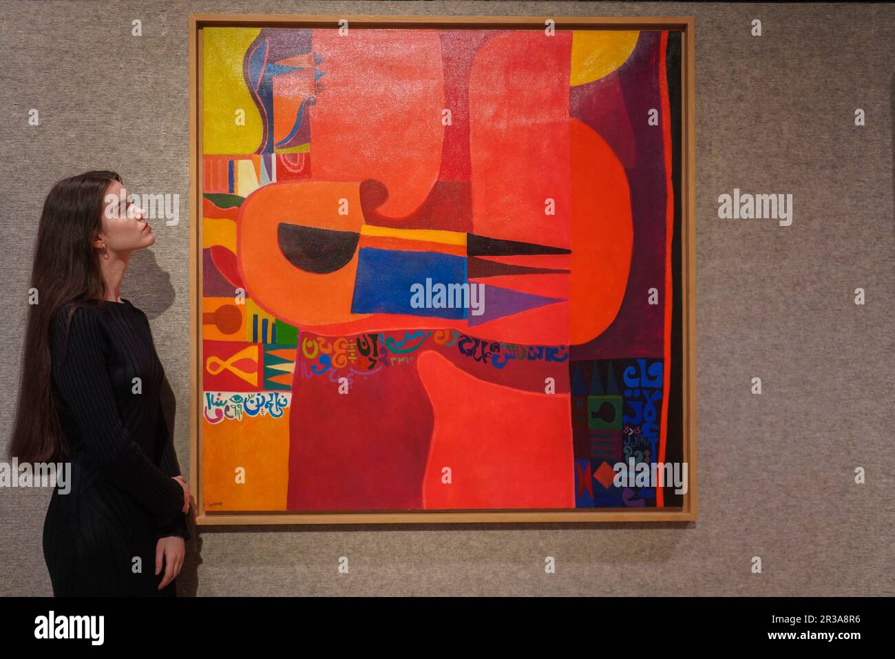 Londra Regno Unito. 23 Maggio 2023 dia Azzawi (Iraq, nato nel 1939) composizione Rossa', stima: £50.000 - £80.000 Anteprima della vendita Bonhams Arte moderna e Contemporanea Medio Oriente. . La vendita si svolge il 24 maggio. A Bonhams New Bond Street. Credit: amer Ghazzal/Alamy Live News Foto Stock
