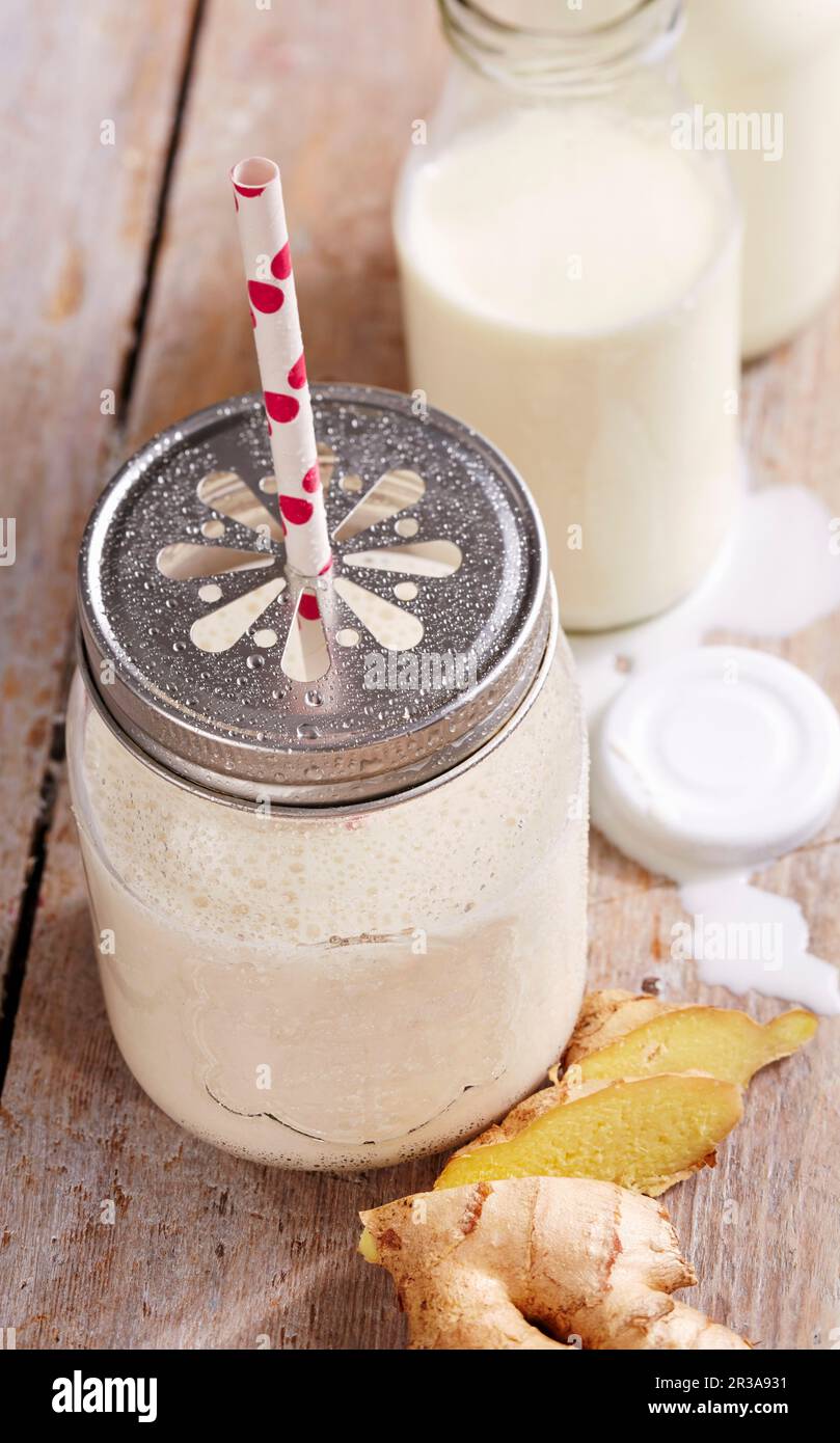 Una banana e zenzero lassi in un vaso a vite con yogurt, lime e spezie Foto Stock