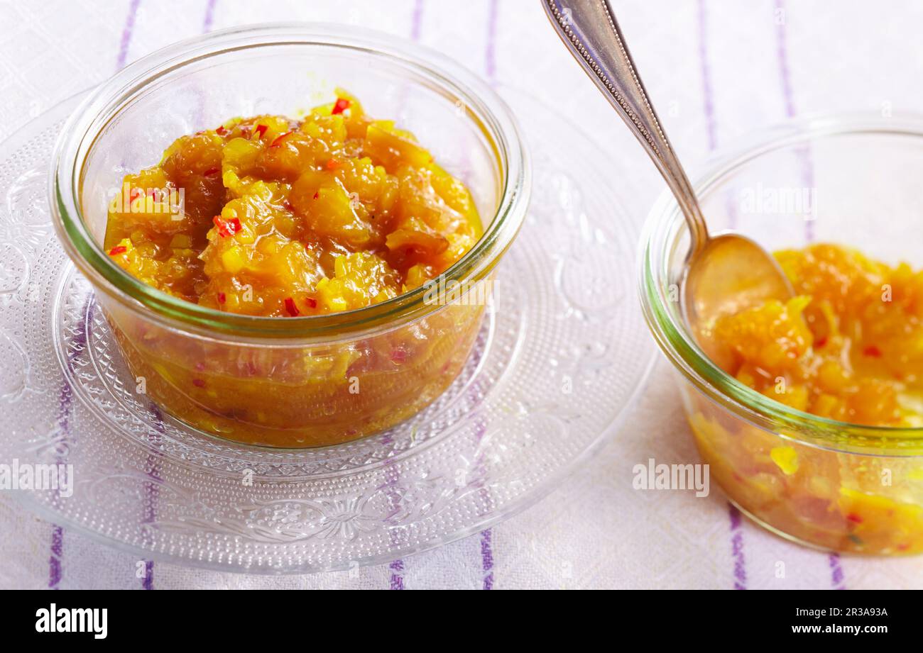 Chutney di pesca in ciotole di vetro Foto Stock