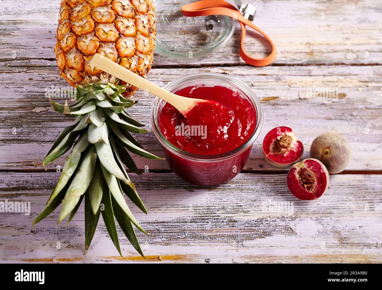 Un vasetto di marmellata di ananas con pesche rosse di vigneto Foto Stock