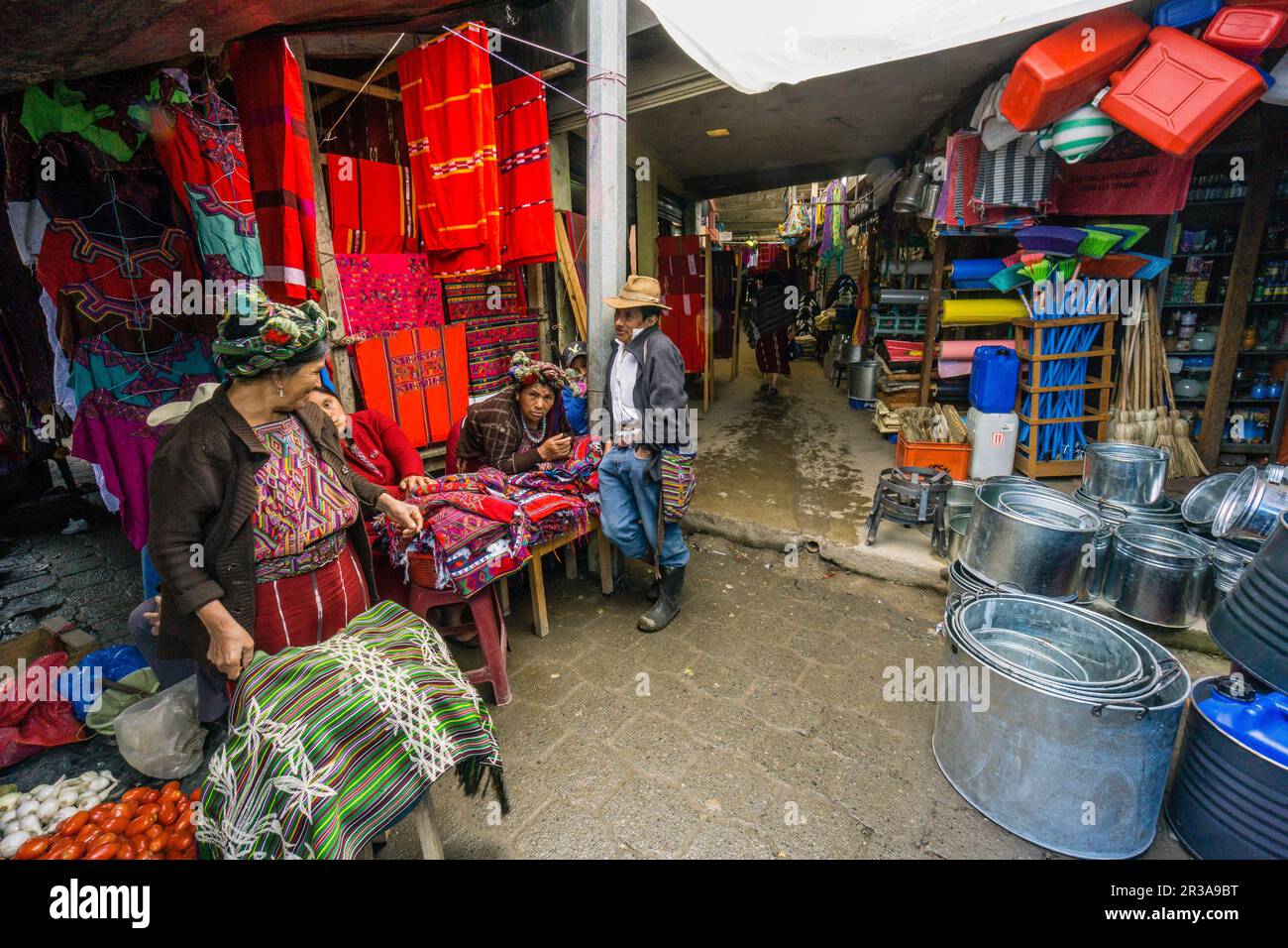 Tienda de telas tipicas - sastreria, Mercado Municipal, Santa María Nebaj, Departamento de El Quiché, Guatemala, America centrale. Foto Stock