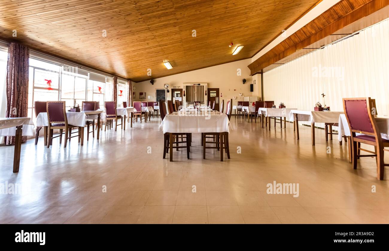 Sala da pranzo vuota presso la casa di riposo per anziani Foto Stock