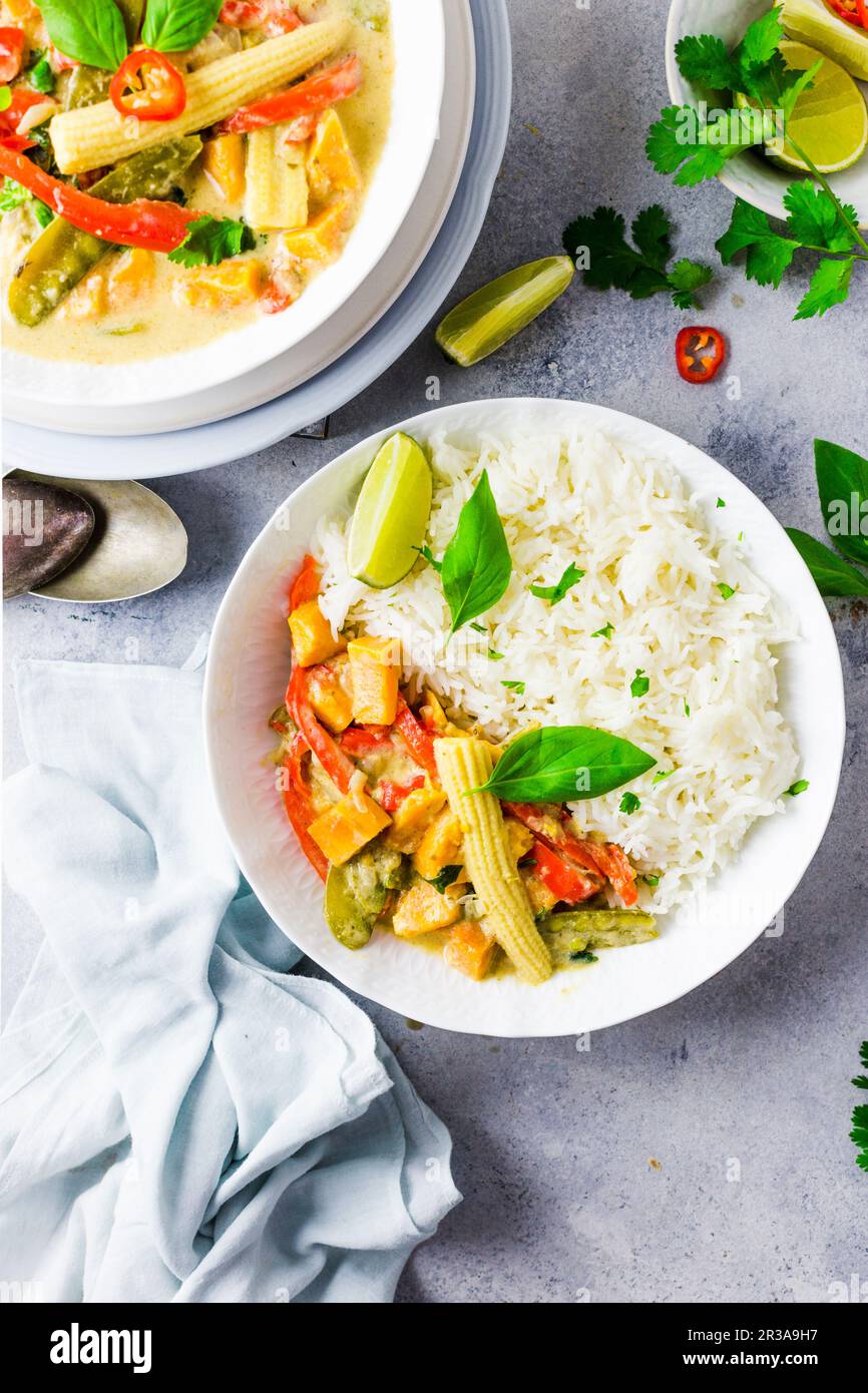 Curry tailandese vegano verde con riso Foto Stock