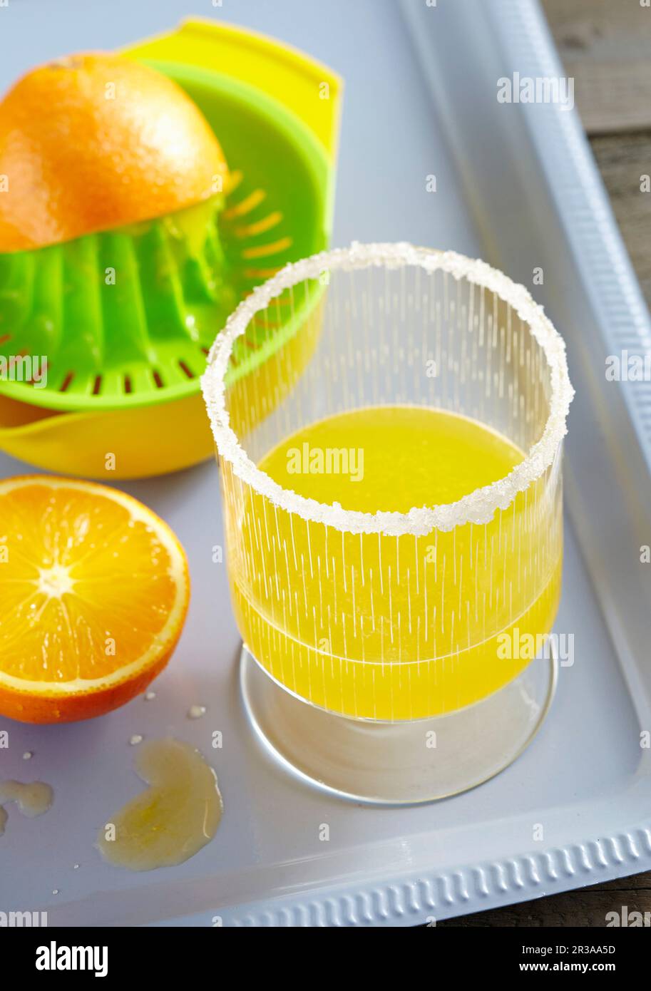 Cocktail Poncha con arancia, limone, miele, cachaca e un bordo di zucchero Foto Stock