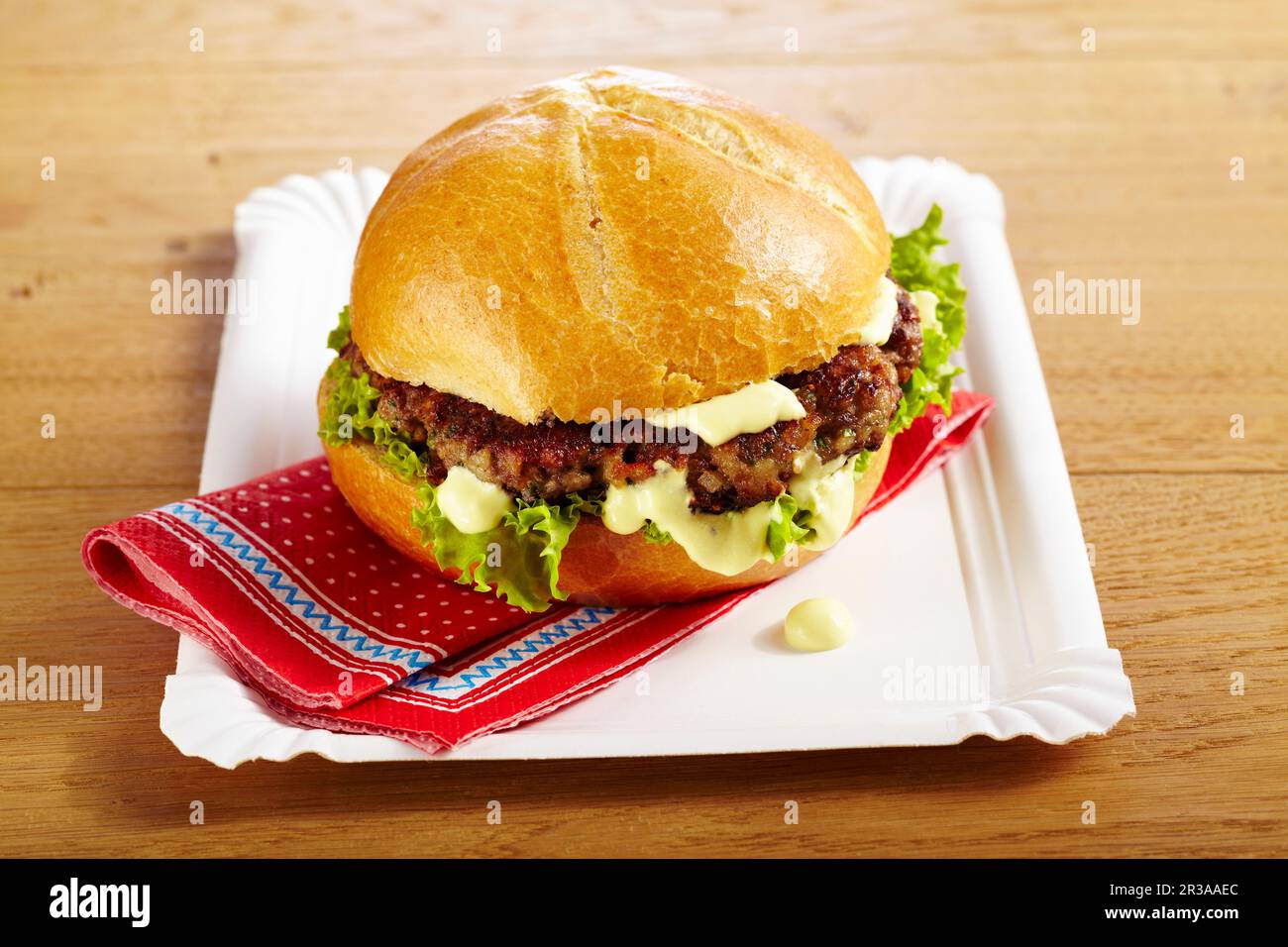 Polpette di carne con crema di formaggio e cetriolini Foto Stock