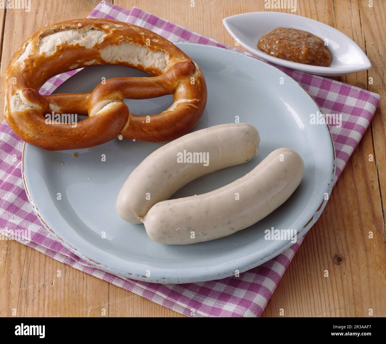 Un paio di salsicce bianche con pretzel e senape dolce (spuntino, Baviera) Foto Stock