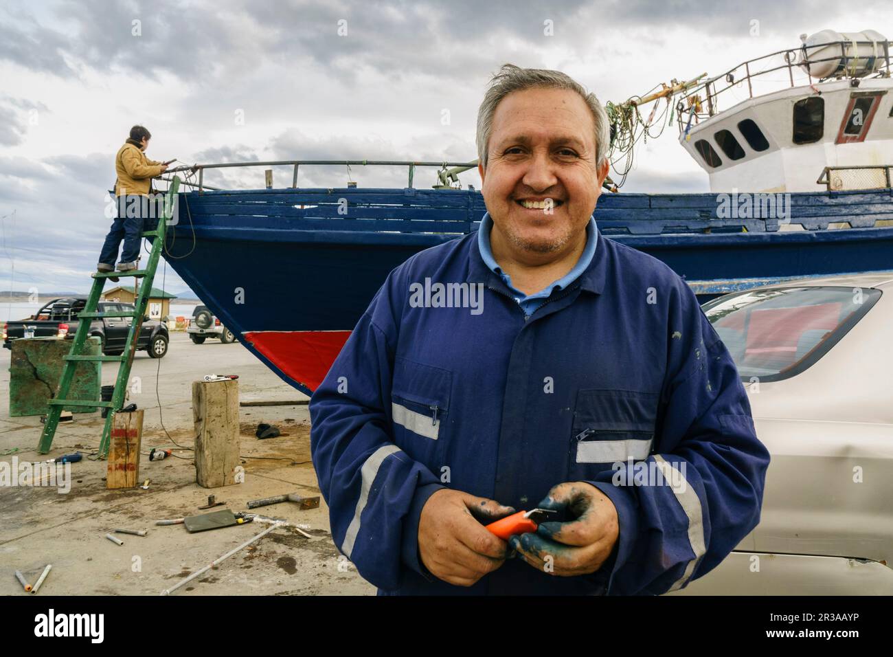 Reparacion de barcas de pesca, Puerto Natales, Región de Magallanes , Antártica Chilena, Patagonia, República de Chile,América Del Sur. Foto Stock