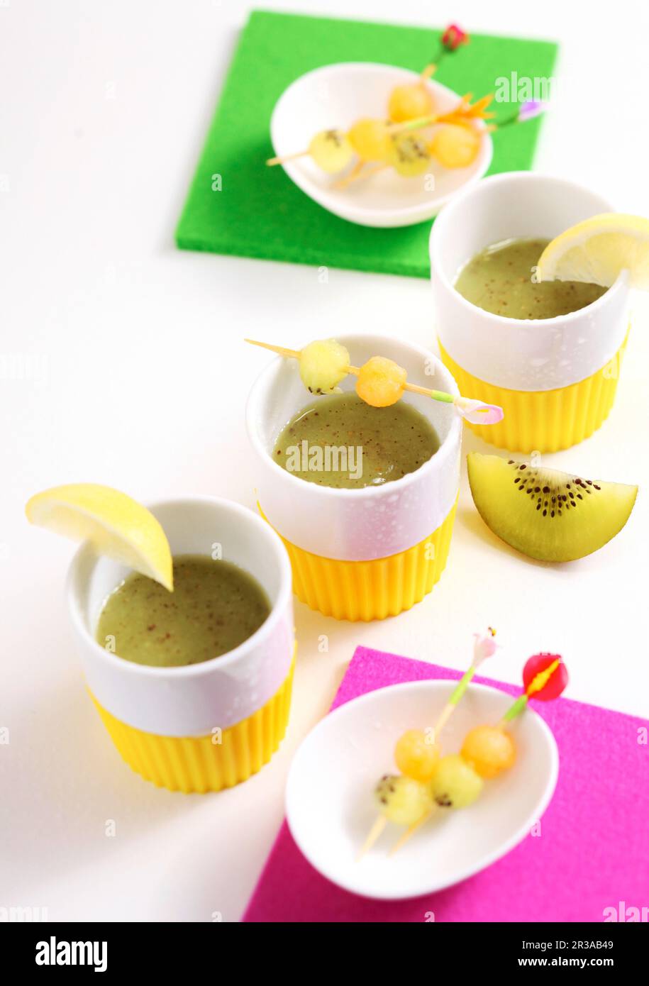 Shot di kiwi e melone frullati con spiedini di frutta Foto Stock