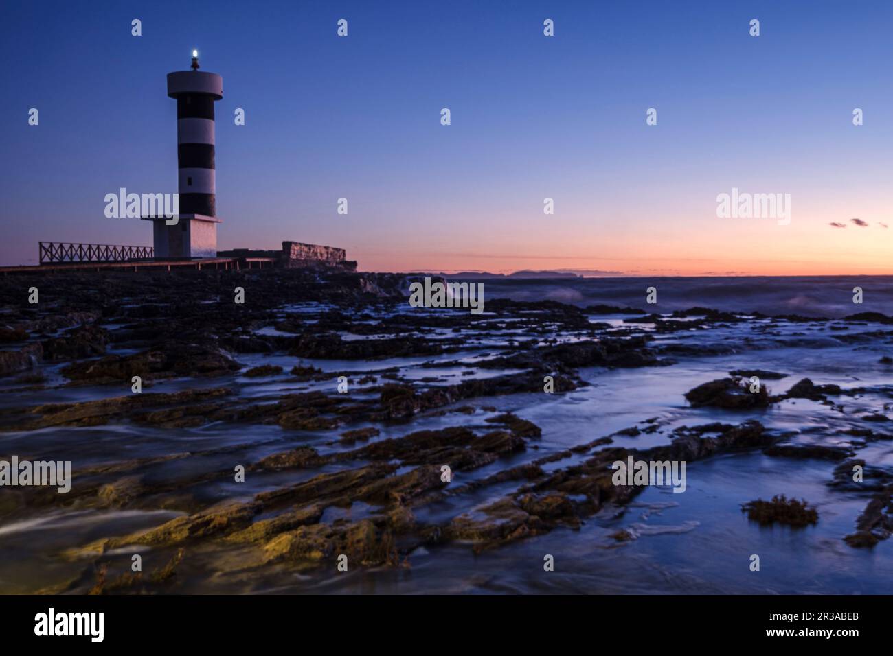 Onde forti sul faro di Puntassa a Colònia de Sant Jordi, ses Salines, Mallorca, Isole Baleari, Spagna. Foto Stock