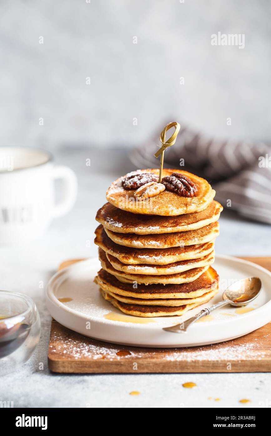 Frittelle classiche americane fatte in casa con noci pecan e sciroppo d'acero, servite con bastoncini fingerfood. Impilamento Foto Stock